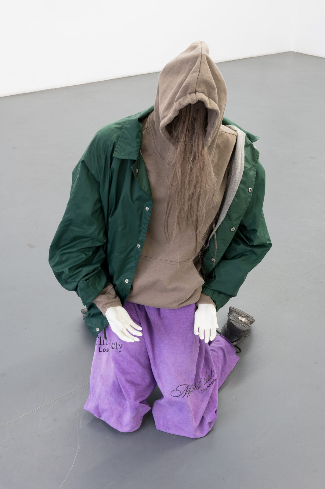 Bliss, mannequin figure kneeling, front detail